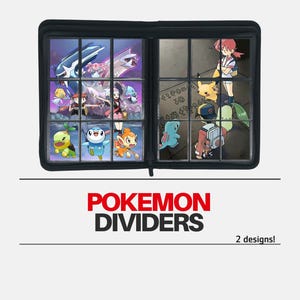 Puede incluir: Carpeta negra con dos diseños de Pokémon diferentes. El lado izquierdo presenta un grupo de personajes Pokémon, incluyendo un Pokémon pájaro azul y blanco, un Pokémon rosa y blanco y un Pokémon verde y amarillo. El lado derecho presenta un personaje de niña con el pelo rojo con un Pokémon amarillo y otros personajes Pokémon.