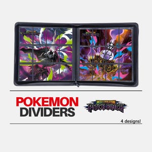 Può includere: Un raccoglitore nero con cerniera contenente divisori per carte collezionabili con illustrazioni colorate di personaggi. Il testo POKEMON DIVIDERS e MEGA EVOLUTION PITCH BLACK è stampato sotto, insieme alla dicitura 4 designs!