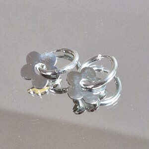Boucles d'oreilles fleur marguerite or 18 K créole fleur - France