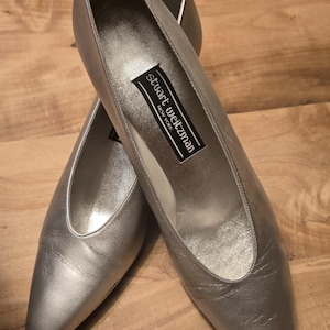 Stuart Weitzman Silver 100% Leather Pumps Wms 8.5 AA High Throat 2&quot; Heel Vintage Wedding Anniversary Formal Shoes