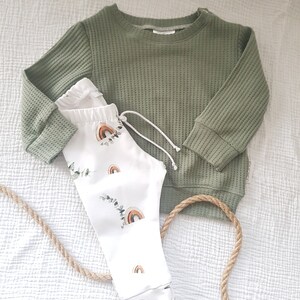 Set aus Sweater und Leggings/Sweater Altgrün/Leggings Regenbogen Bild 2