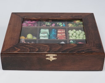 Caja de madera hecha a mano para dulces como caramelos, galletas y chocolate.