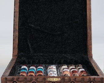 Caja de madera hecha a mano para dulces como caramelos, galletas y chocolate.