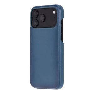 Puede incluir: Una funda para smartphone de color azul con un acabado liso y mate. La funda presenta un recorte rectangular en la esquina superior izquierda, dejando al descubierto un módulo de cámara negro con tres lentes circulares y un flash integrado.