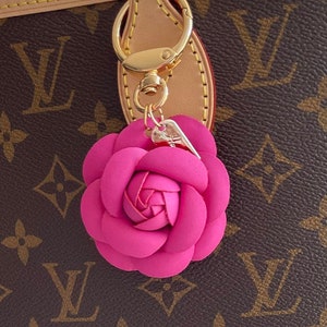 Dije para bolso o cartera con diseño de rosa camelia de piel sintética (vegana) de color rosa intenso