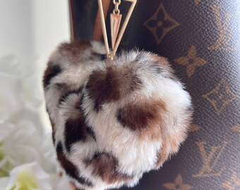 Breloque pour sac à main avec pompon en fausse fourrure léopard, lettre V initiale
