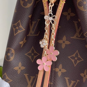 Rosa Gänseblümchen und Kristall Klee Handtasche Charme .Preis beinhaltet Steuern, Zölle, Versand. Wunderschön als Geschenk verpackt