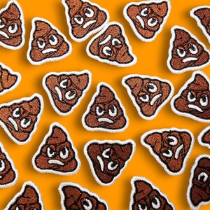 Op de afbeelding: Een verzameling bruine poep-emoji-patches met witte contouren en boze gezichten. De patches zijn gerangschikt op een feloranje achtergrond.