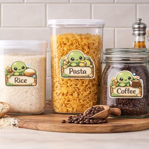 Puede incluir: Cuatro recipientes de almacenamiento de alimentos de vidrio y plástico transparente con etiquetas para azúcar, arroz, pasta y café. Cada etiqueta presenta una tortuga de dibujos animados. Cucharas de madera y tabla de cortar.