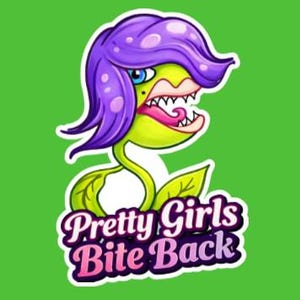Può includere: Un adesivo raffigurante una pianta carnivora dei cartoni animati con capelli viola, testa verde e denti affilati. La pianta ha un occhio blu e una lingua rosa. Sotto la pianta, il testo recita Pretty Girls Bite Back in un carattere viola.