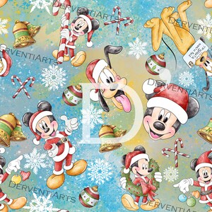 Può includere: Un motivo festivo con Topolino e Pluto con cappelli da Babbo Natale, bastoncini di zucchero, ornamenti e campane su uno sfondo acquerello blu e giallo. Il design include fiocchi di neve e il testo "TO SANTA NORTH POLE".
