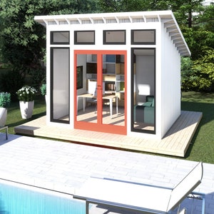 Könnte beinhalten: Ein modernes weißes Gartenhaus mit roter Tür und schwarzen Fensterrahmen. Das Gartenhaus hat ein schräges Dach und ist von einem grünen Rasen, einem Swimmingpool und Bäumen umgeben. Der Innenraum verfügt über einen Schreibtisch und Regale.