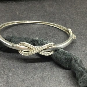 Brazalete plateado y CZ marcado