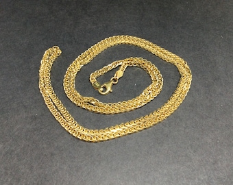 Puede incluir: Un collar de cadena de oro con un diseño delicado trenzado. La cadena mide aproximadamente 50 cm de largo y tiene un cierre de langosta.