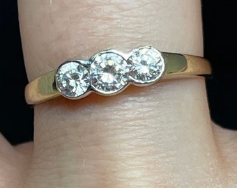 9ct Gold and White Stone Ring Size R