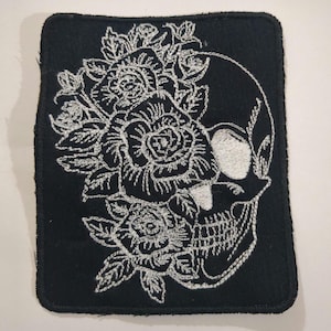 Borduurpatch bloemen schedel – 3,5 x 4 inch (haak, opstrijkbaar, aannaaibaar)