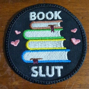 Patch Tales: Emblema versátil para amantes de los libros