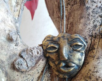 QUASIMODO Amulettmaske, Handgefertigte Halskette, Wachsausschmelz, Handgefertigter Anhänger, Messing- und Bronzeguss, Kunst, Bedingungslose Liebe