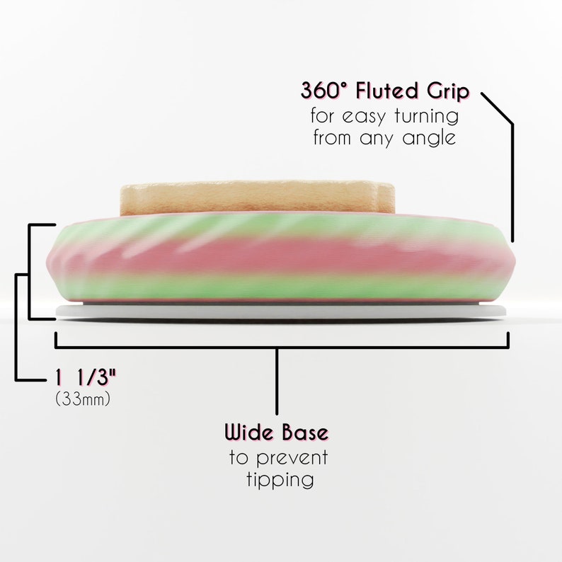 Op de afbeelding: Een ronde, veelkleurige taartstandaard met een geribbelde rand en een brede basis. De standaard is 3,3 cm (1 1/3 inch) hoog. De tekst "360&deg; Fluted Grip for easy turning from any angle" en "Wide Base to prevent tipping" staat op de afbeelding.