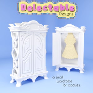 Può includere: Un armadio bianco, decorato, a due ante con un biscotto a forma di vestito all'interno. L'armadio è etichettato "Delectable Designs" e il testo "a small wardrobe for cookies" è sotto l'armadio.