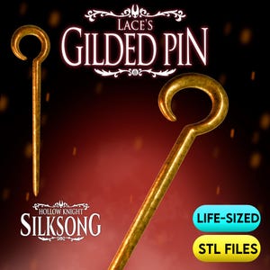Könnte beinhalten: Goldfarbene Nadel mit gebogenem Oberteil und langem, schlankem Schaft. Das Bild zeigt den Text "LACE'S GILDED PIN" und "SILKSONG" mit zusätzlichem Text, der "LIFE-SIZED" und "STL FILES" angibt. Die Nadel ist vor einem dunkelroten Hintergrund platziert.