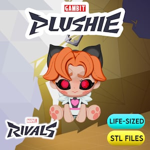 Può includere: Una figura di Gambit Plushie di Marvel Rivals. Il peluche ha capelli arancioni, orecchie da gatto nere e occhi rossi. La figura indossa un completo bianco e rosa. Le parole "Gambit Plushie" e "Marvel Rivals" sono visualizzate nell'immagine, insieme a "Life-Sized" e "STL Files".