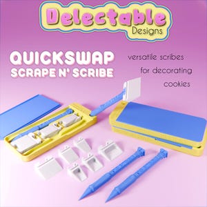 Peut inclure: Un ensemble d'outils interchangeables pour la décoration de biscuits, appelé "QuickSwap Scrape N' Scribe", avec un étui bleu et jaune. Les outils sont des stylos polyvalents pour la décoration de biscuits.