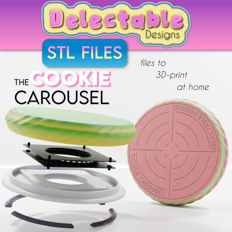 Op de afbeelding: Een 3D-geprint koekjescarrousel met een roze en groene basis en een zwart-wit draaiend platform. De carrousel is gedemonteerd om de verschillende onderdelen te laten zien. De tekst "Delectable Designs" en "The Cookie Carousel" is zichtbaar op de afbeelding.