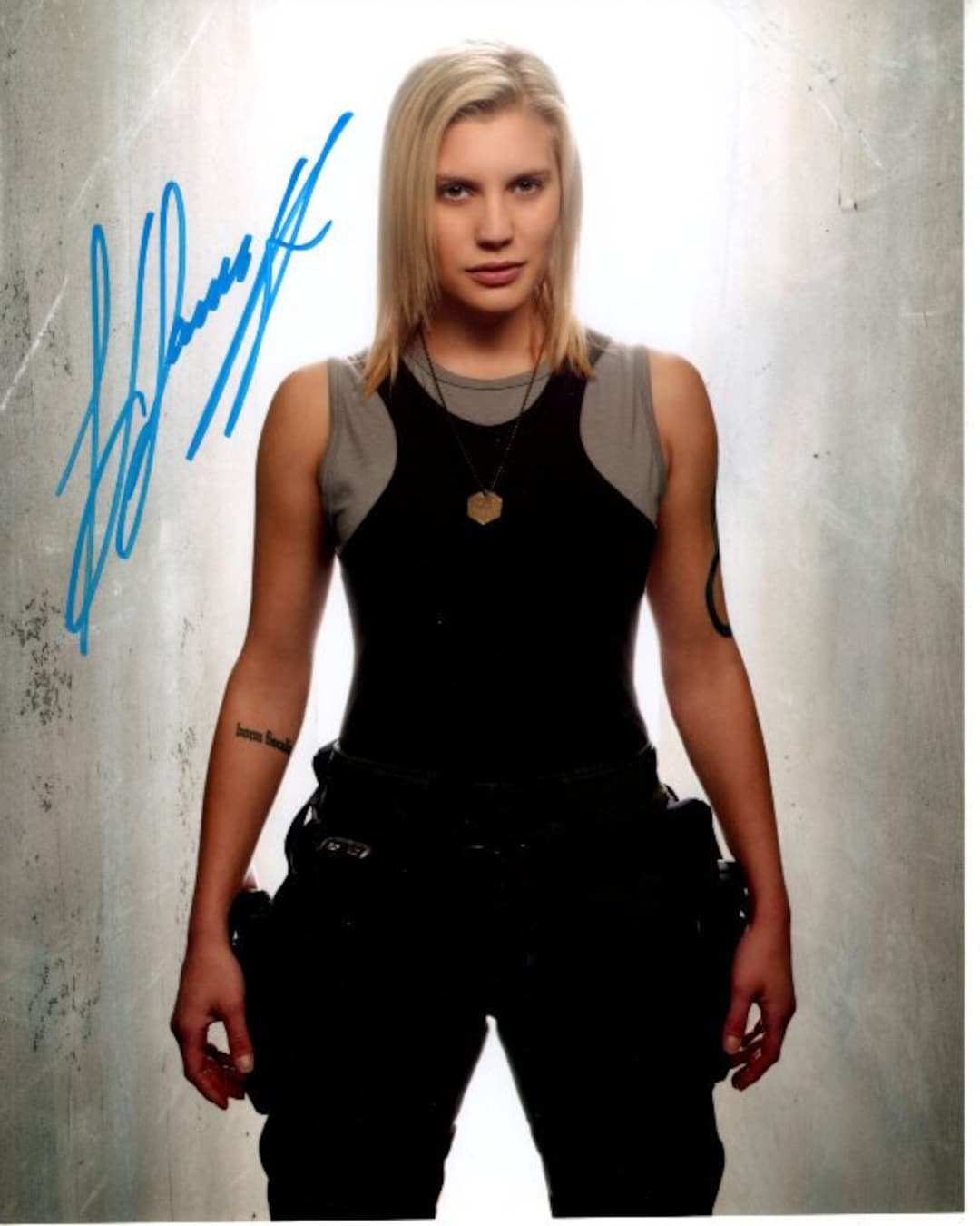 ケイティー・サッコフのサイン入り 8x10 バトルスターギャラクティカ