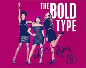 The bold type signed 8x10 cast photograph - katie stevens aishe dee meghann fahy