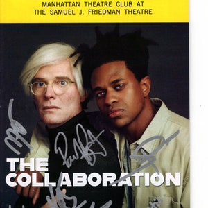 Puede incluir: Una fotograf&iacute;a en blanco y negro de dos hombres, uno con cabello blanco y gafas, el otro con cabello negro. Ambos hombres sonr&iacute;en y miran a la c&aacute;mara. La fotograf&iacute;a est&aacute; firmada por ambos hombres, y el texto "THE COLLABORATION" est&aacute; impreso debajo de la fotograf&iacute;a.