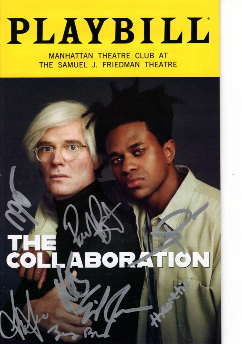 Puede incluir: Una fotograf&iacute;a en blanco y negro de dos hombres, uno con cabello blanco y gafas, el otro con cabello negro. Ambos hombres sonr&iacute;en y miran a la c&aacute;mara. La fotograf&iacute;a est&aacute; firmada por ambos hombres, y el texto "THE COLLABORATION" est&aacute; impreso debajo de la fotograf&iacute;a.