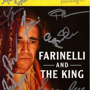 Puede incluir: Portada del programa de "Farinelli and the King" en el Teatro Belasco, con un retrato de un hombre y firmas. El título está en texto blanco sobre un fondo negro, con una sección superior amarilla.