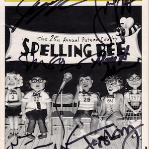 Puede incluir: Portada del programa de "The 25th Annual Putnam County Spelling Bee" en el Second Stage Theatre. La portada presenta ilustraciones de concursantes del concurso de ortografía, un micrófono y una pancarta. El programa está firmado con tinta negra.