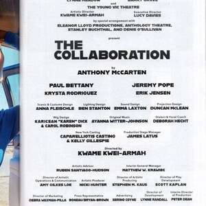 Puede incluir: Un programa de teatro en blanco y negro para la obra "The Collaboration" de Anthony McCarten. La obra est&aacute; protagonizada por Paul Bettany y Jeremy Pope. El programa de teatro enumera el reparto, el equipo y la informaci&oacute;n de producci&oacute;n. La obra es presentada por el Manhattan Theatre Club y el Samuel J. Friedman Theatre.
