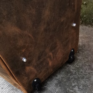 Bagagli in pelle per famiglie numerose, borsa trolley in pelle fatta a mano, articoli in pelle cuciti dal design unico, borsa da viaggio in pelle, bagaglio a rotelle immagine 6