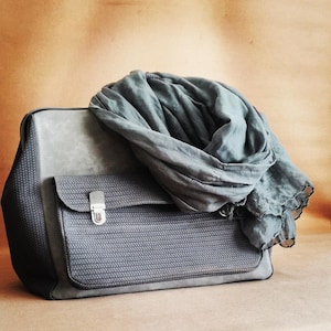 Maletín para portátil de piel gris hecho a mano, elegante bolso de trabajo unisex, maletín de piel de 15 pulgadas de inspiración vintage, bolso de negocios con asa superior.