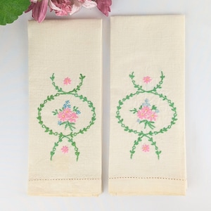 Par de paños de cocina de lino bordados / Toallas de mano de lino crema vintage con bordado floral / Habitación de invitados con flores verdes, rosas y azules, estilo rústico francés