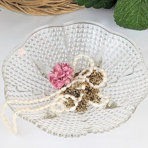 Vintage Pressglas Runde Waschtischschale Jakobsmuschelrand | Kleine Klarglasschale mit Fuß, Hobnail Motiv | Hübsches Schmuckstück Vanity Tray Schmuckschale