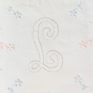 Toalla de mano bordada blanca delicada / Letra L bordado toalla de té de lino floral / bordado vintage Boudoir tocador ropa de cama para invitados