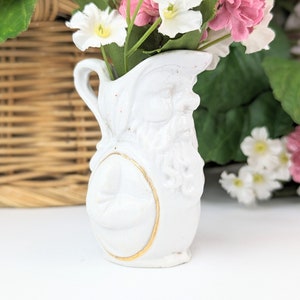 Brocca in porcellana bianca antica in miniatura / Volto di vecchio con finiture dorate / Vaso con bocciolo in miniatura in porcellana bianca antica