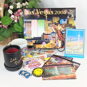 Vintage Las Vegas Poker Chips Souvenir Kit Sammler | Kasino Button Pins Kalender Postkarten Kaffeebecher | Trumpf Taj-mahal | Kasino Ephemera