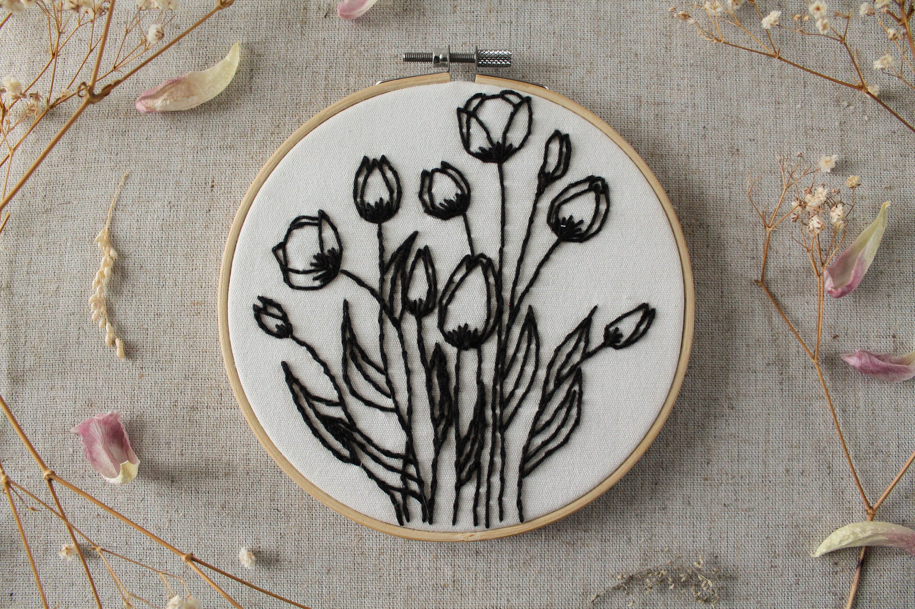 Tambourin Brodé à La Main - Croquis Tulipe Noir et Blanc