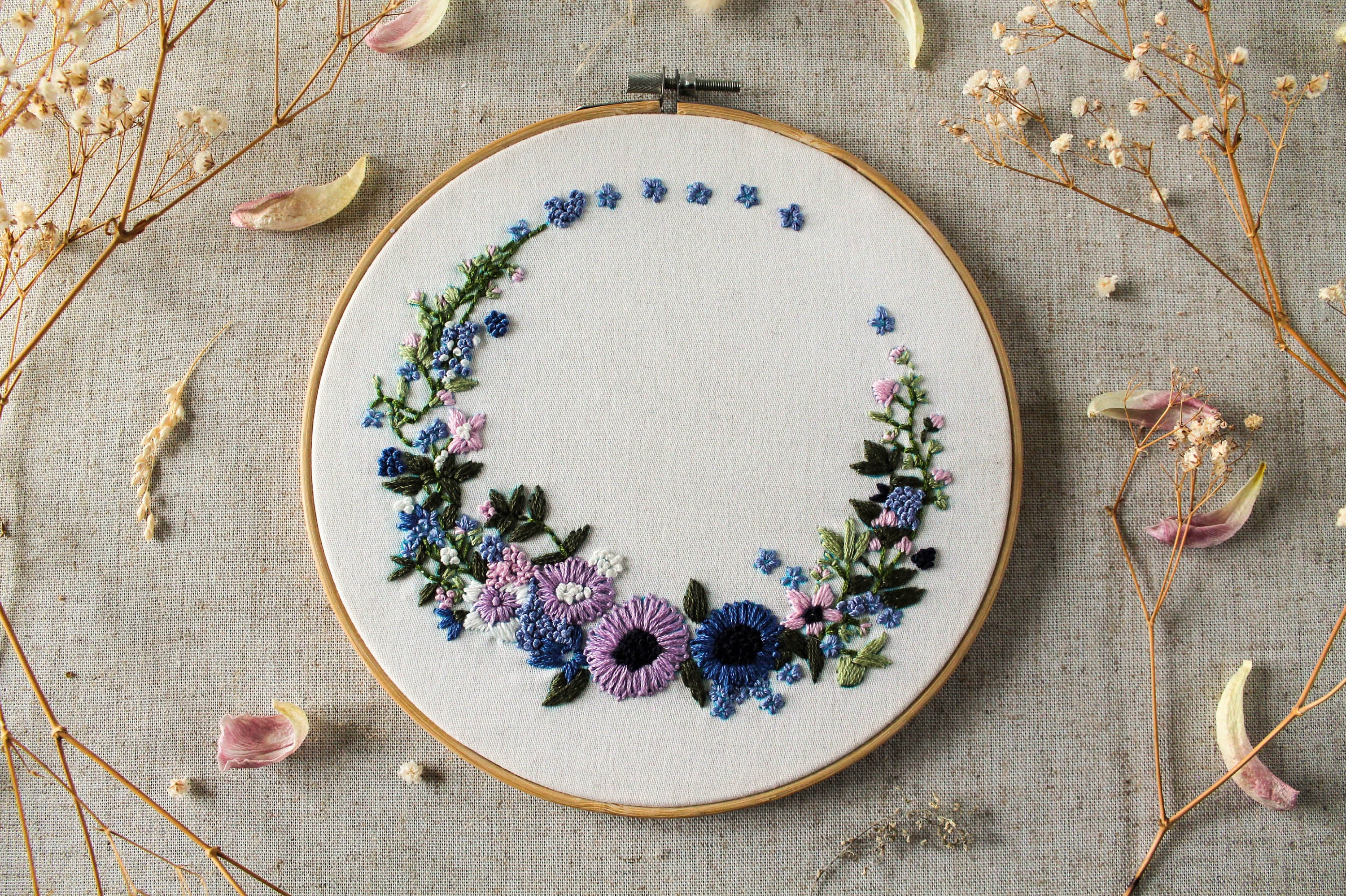 Tambour Brodé à La Main - Couronne de Fleurs Violettes