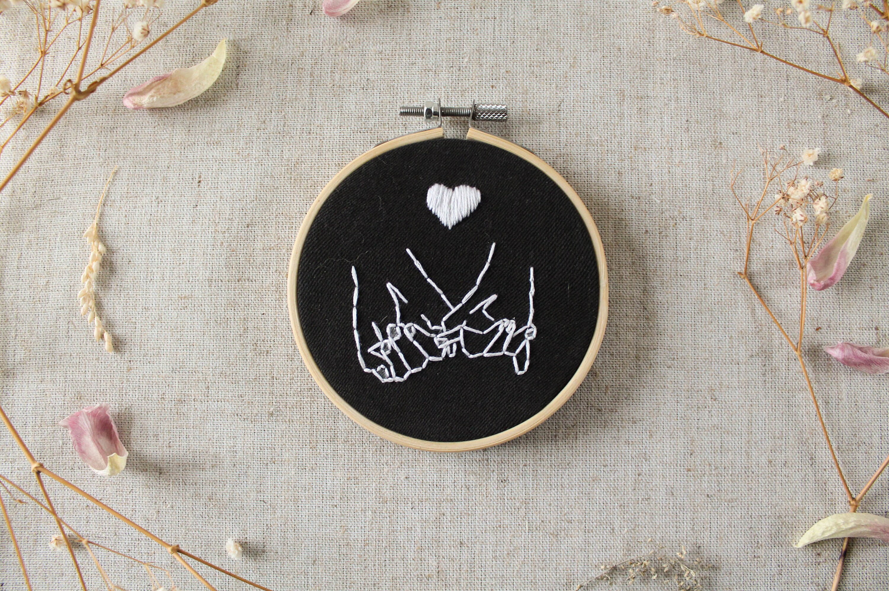 Petit Tambour Brodé à La Main - Mains Liées Amour