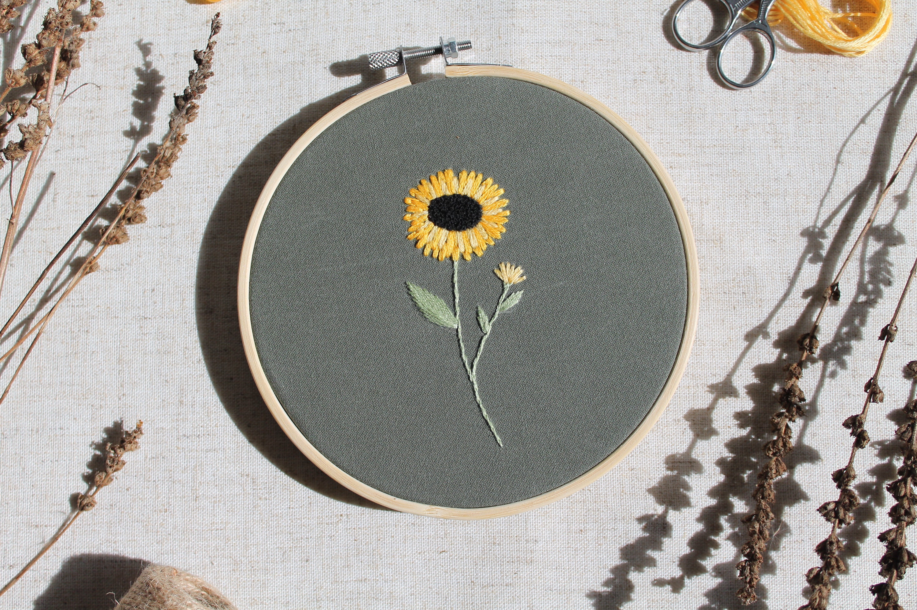 Tournesol Brodé - Tambour Main Fleurs de Tournesol sur Toile -