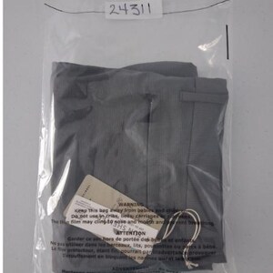 K&ouml;nnte beinhalten: Eine gefaltete dunkelgraue Hose in einer durchsichtigen Plastikt&uuml;te. Ein wei&szlig;es Etikett mit der Nummer 24311 ist oben an der T&uuml;te befestigt. Ein beiges Produktetikett mit Warntext ist mit einer wei&szlig;en Schnur an der Hose befestigt.