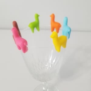 6 st. roliga lama-alpackaformade vinmarkörer för barglas, berlocker, dryckesspårare, glasglas