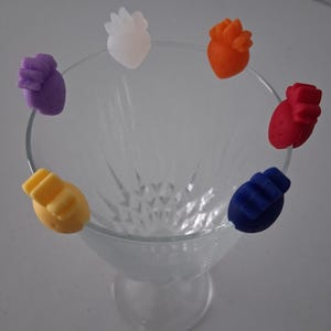 FUN 6 st. slumpmässigt färgade jordgubbsformade silikonvinmarkörer för barglas, berlocker, dryckesspårare för glasglas