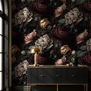Può includere: Una carta da parati floreale scura con grandi peonie dettagliate in tonalità bordeaux profondo, crema e oro tenue su sfondo nero. Il motivo è denso, con petali stratificati e fogliame verde scuro, creando una drammatica esposizione botanica ad alto contrasto che copre l'intera superficie della parete.